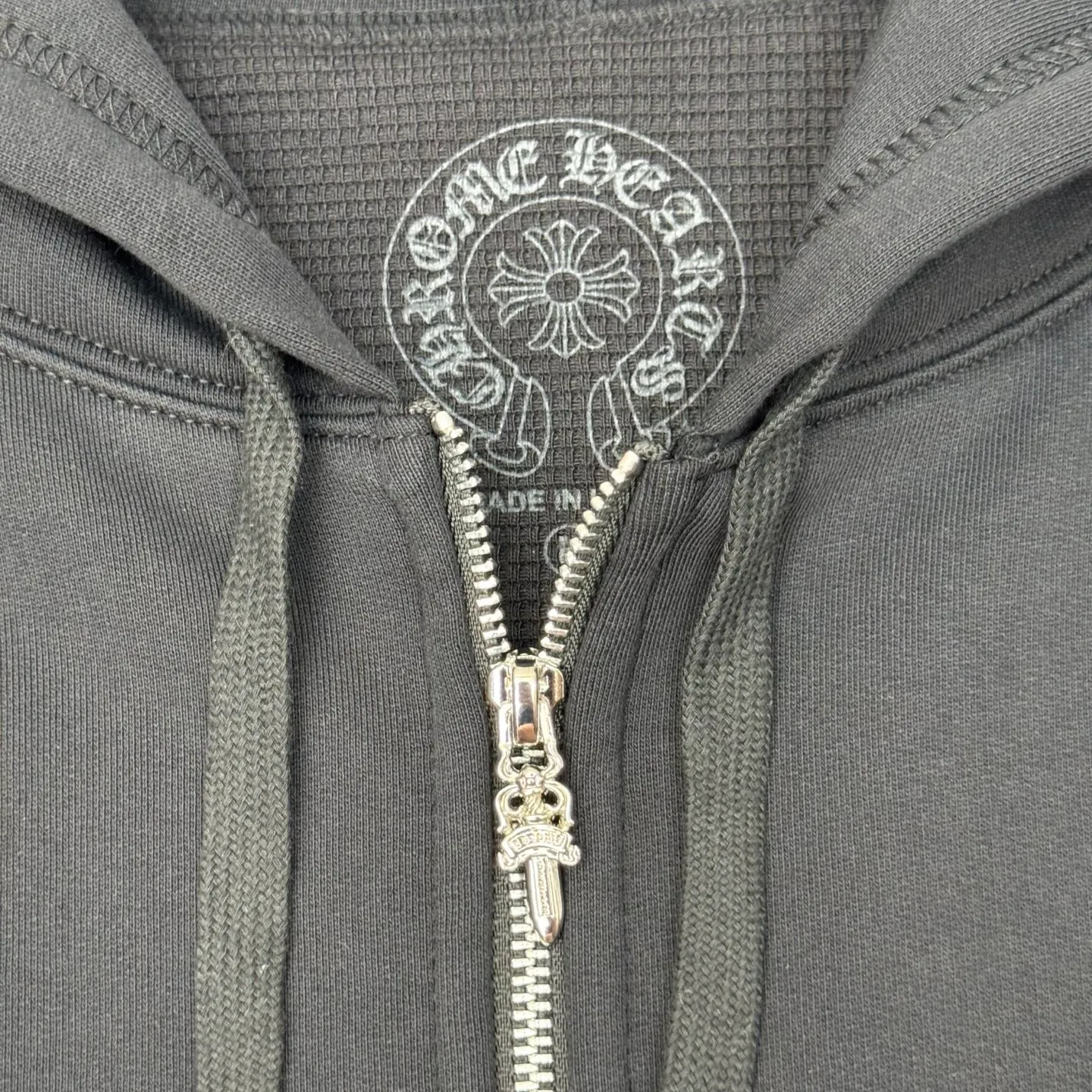 P490 Chrome Heart New Ch blue Sanskrit printed zipper hooded sweatshirt SIZE S/M/L/XL is made of high-quality cotton fabrics and has a loose shoulder cut that is not flattering on the figure. It can provide the wearer with a comfortable and comfortable wearing experience while creating a casual and lazy fashion atmosphere.